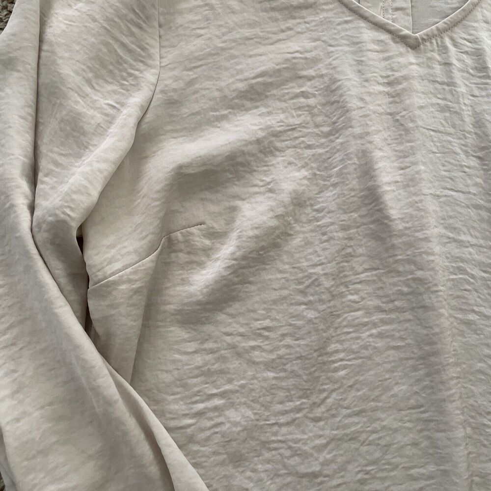 Cabi Blouse Ruffled Long Sleeves V Neck Satin Size M Off White Silk Feel Top - Picture 6 of 10
